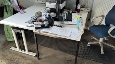 1 Pos. Einrichtungsgegenstände bestehend aus Regal,